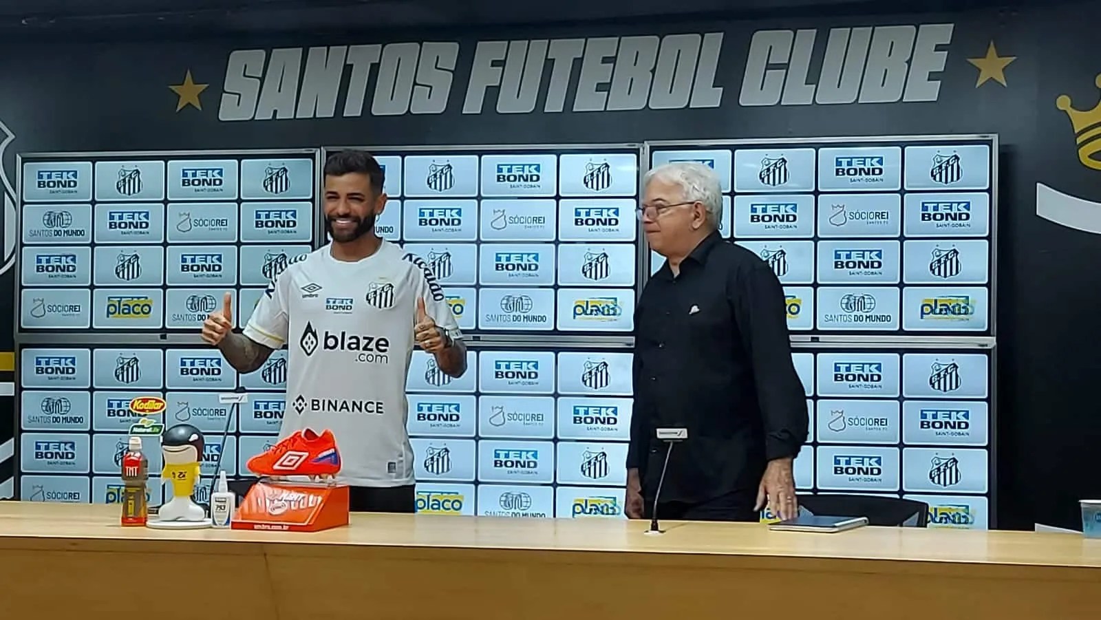 &lsquo;Jogar no Santos &eacute; a cereja do bolo na minha carreira&rsquo;, diz J&uacute;nior Cai&ccedil;ara