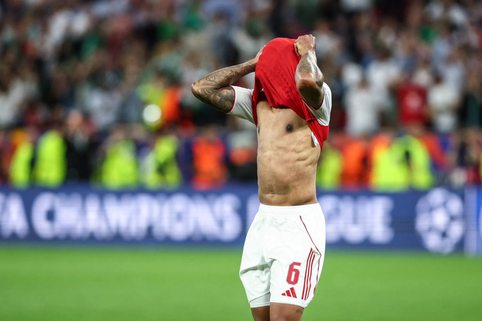Gabriel Magalh&atilde;es ap&oacute;s perder p&ecirc;nalti decisivo na Champions League 