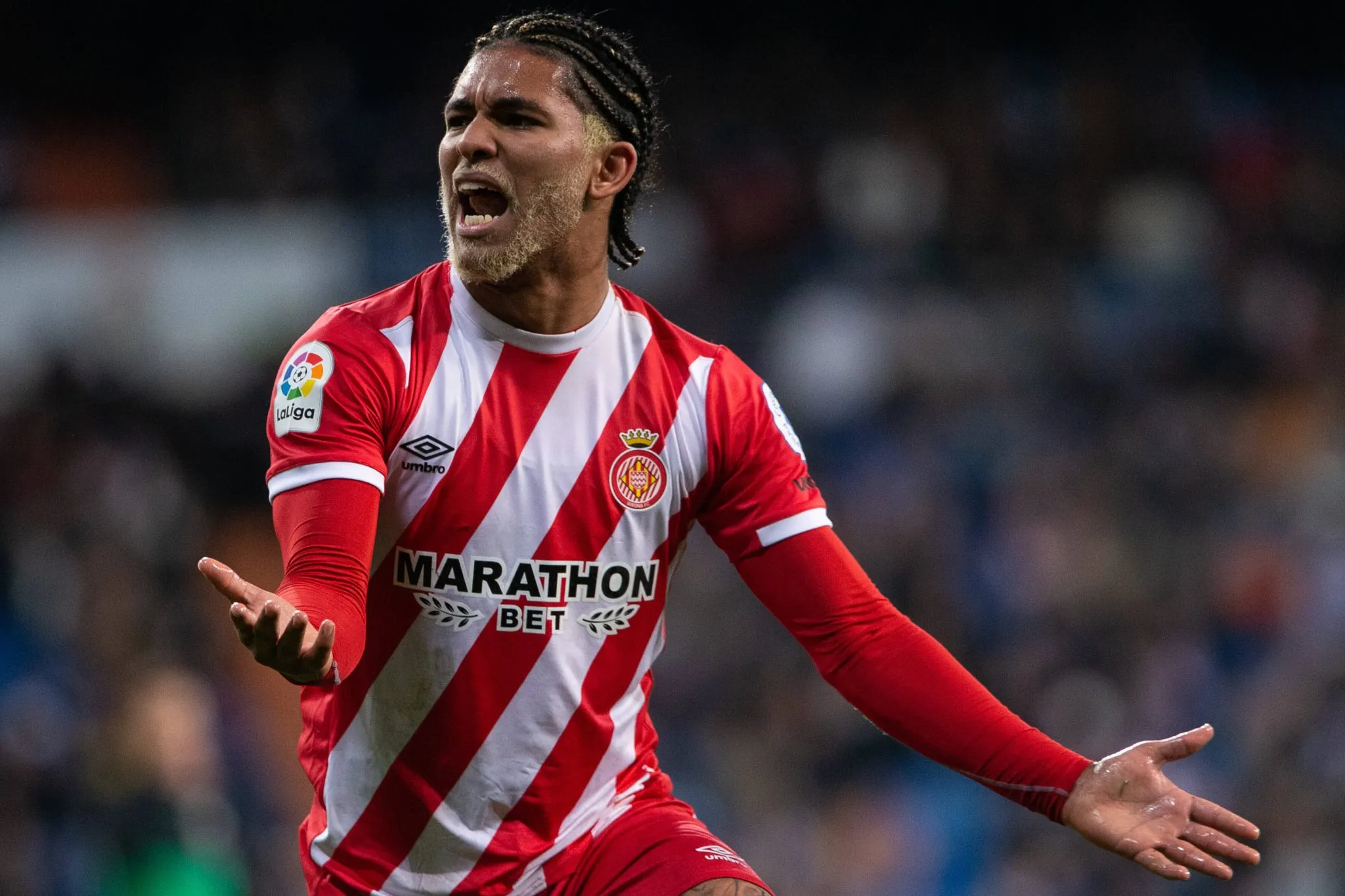 Douglas Luiz durante passagem pelo Girona, em 2019