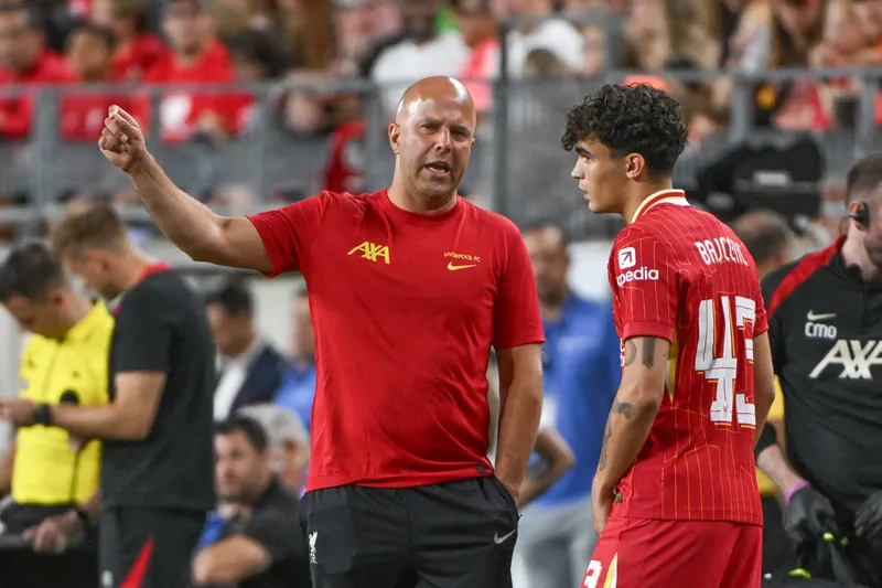 Arne Slot e Stefan Bajcetic em pr&eacute;-temporada do Liverpool. Foto: Icon Sport