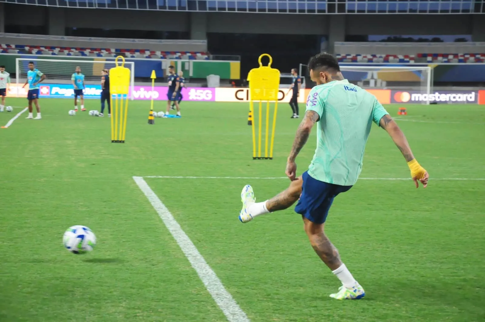 Diniz come&ccedil;a a preparar a Sele&ccedil;&atilde;o para &lsquo;morder&rsquo; em treino com susto de Neymar