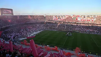 Atl&eacute;tico-MG tem &ocirc;nibus parado por pol&iacute;cia antes de pegar o River Plate e presidente se revolta