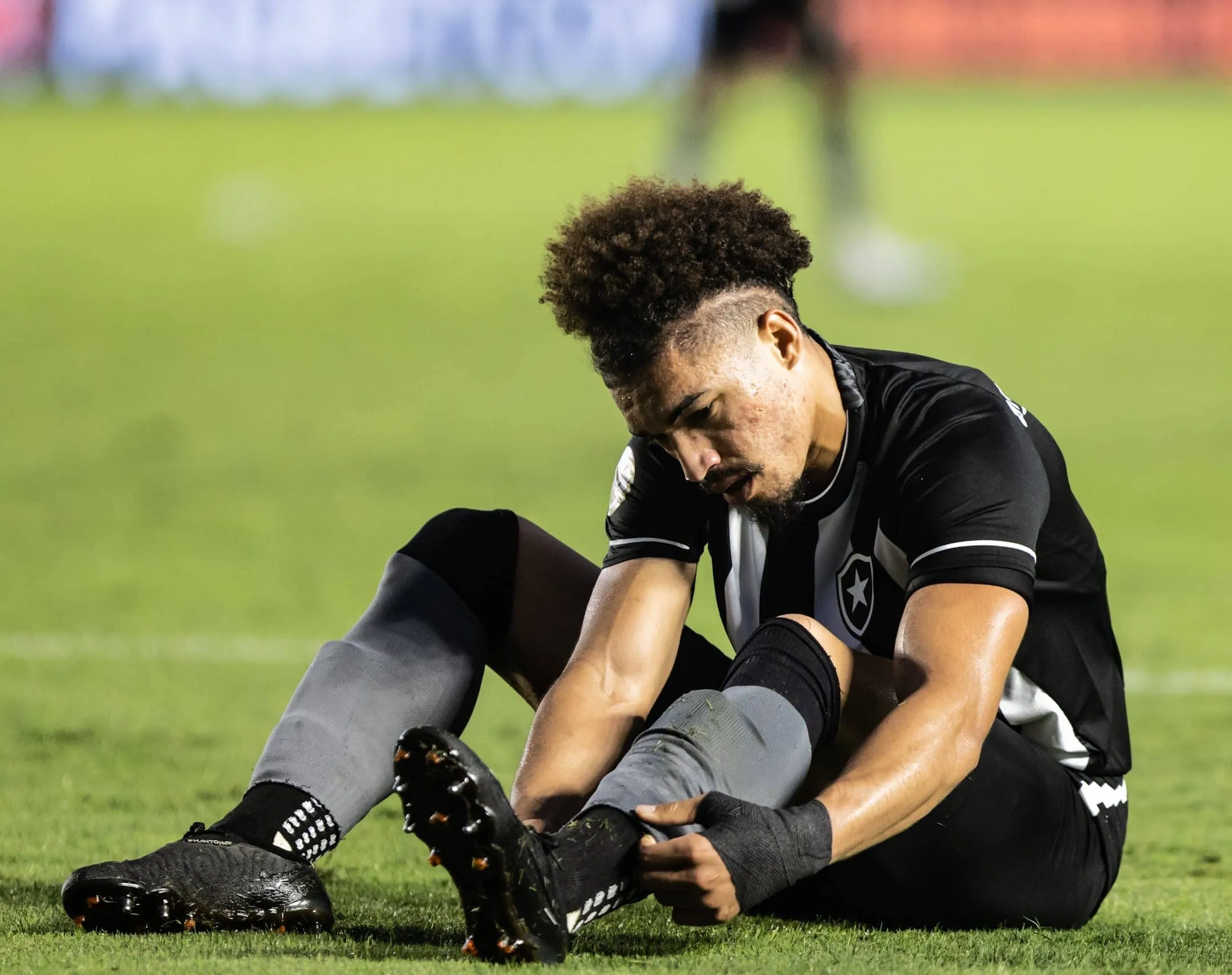 Esses s&atilde;o os motivos que fizeram o VAR expulsar Adryelson,&nbsp;do&nbsp;Botafogo, na derrota diante do Palmeiras