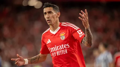 Chap&eacute;u, bicicleta e gol: Di Mar&iacute;a, aos 36 anos, joga no Benfica como se tivesse 18