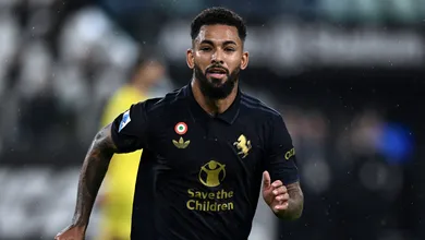 Fora dos planos da Juve, Douglas Luiz cria &lsquo;guerra fria&rsquo; entre rivais da Premier League