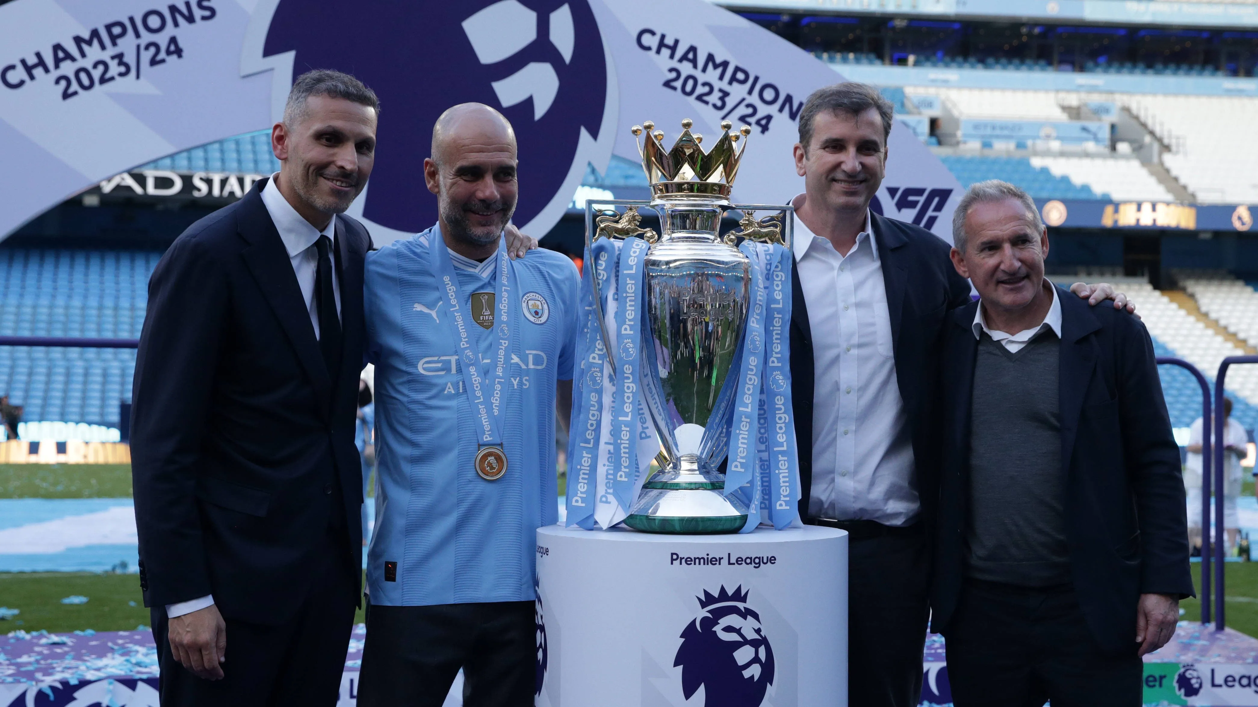 Executivos do Manchester City posam ao lado de Guardiola após conquista da Premier League