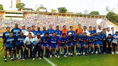 Em 2004, os grandes da capital foram mal e o S&atilde;o Caetano p&ocirc;de, enfim, gritar &eacute; campe&atilde;o