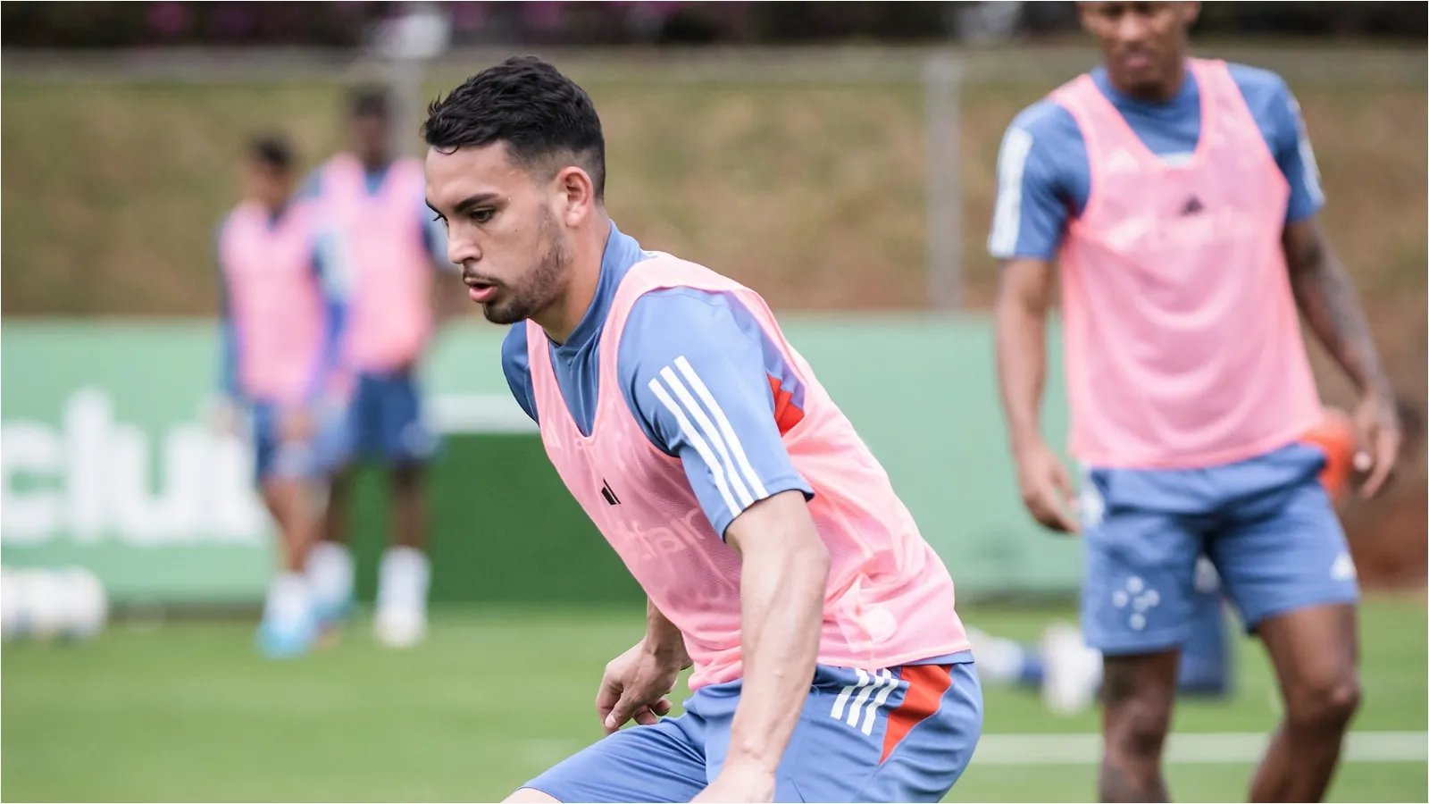 Por que Peralta ainda n&atilde;o estreou pelo Cruzeiro? Quando Walace estar&aacute; 100%? Seabra explica
