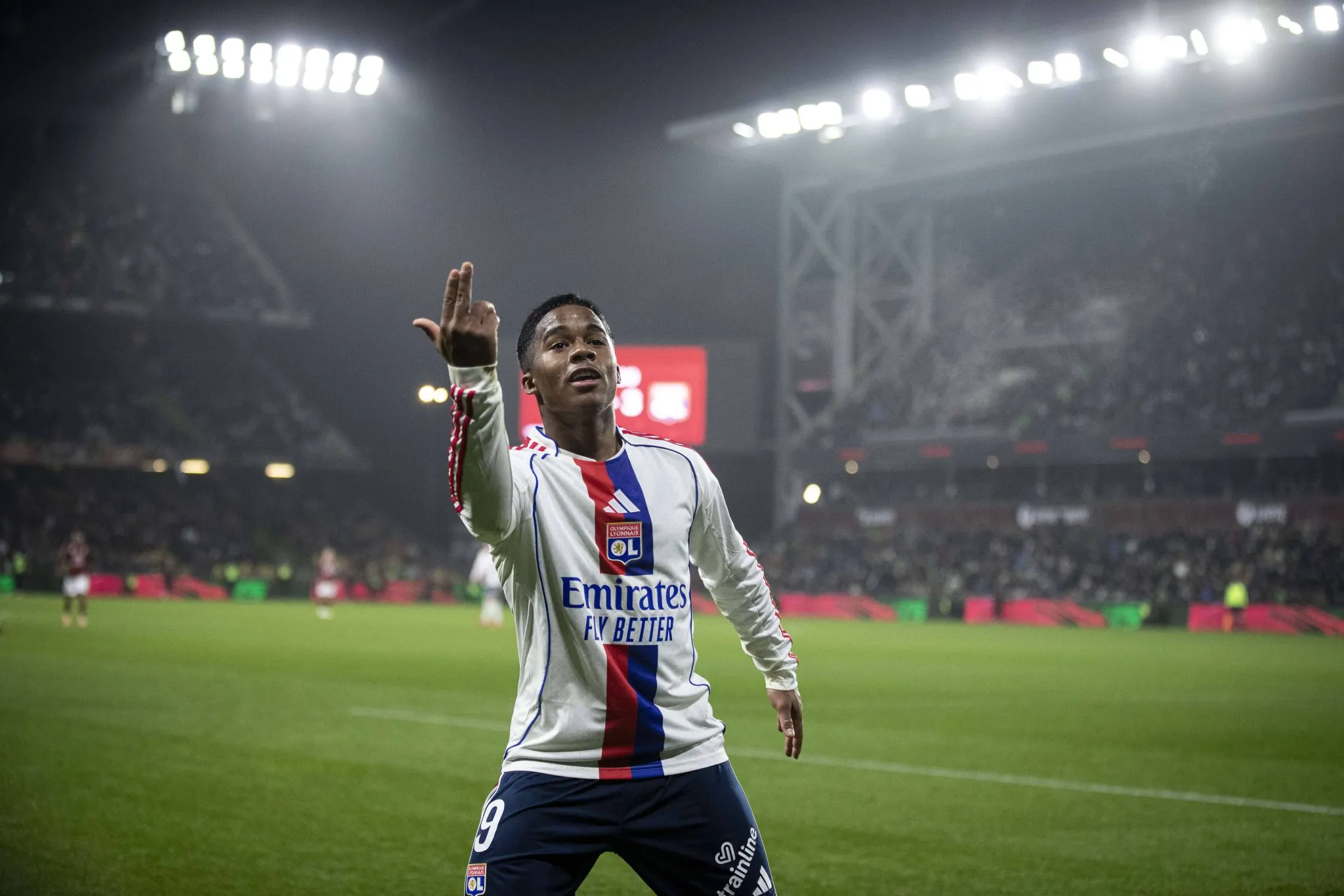 Endrick celebra gol pelo Lyon (Foto: Imago)