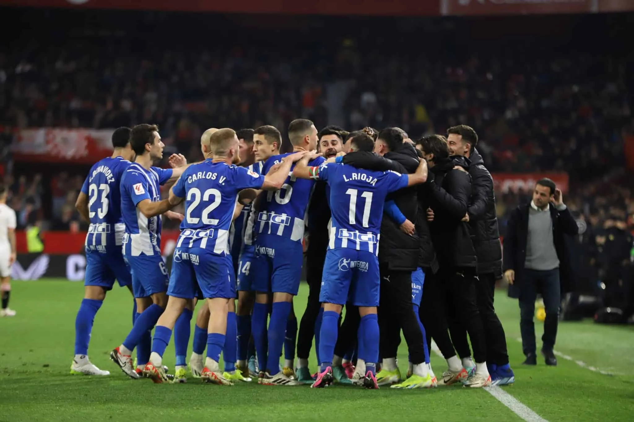&Eacute; s&oacute; cruzar que &eacute; gol: Sevilla leva balde de &aacute;gua fria do Alav&eacute;s nos acr&eacute;scimos e aumenta drama em LaLiga