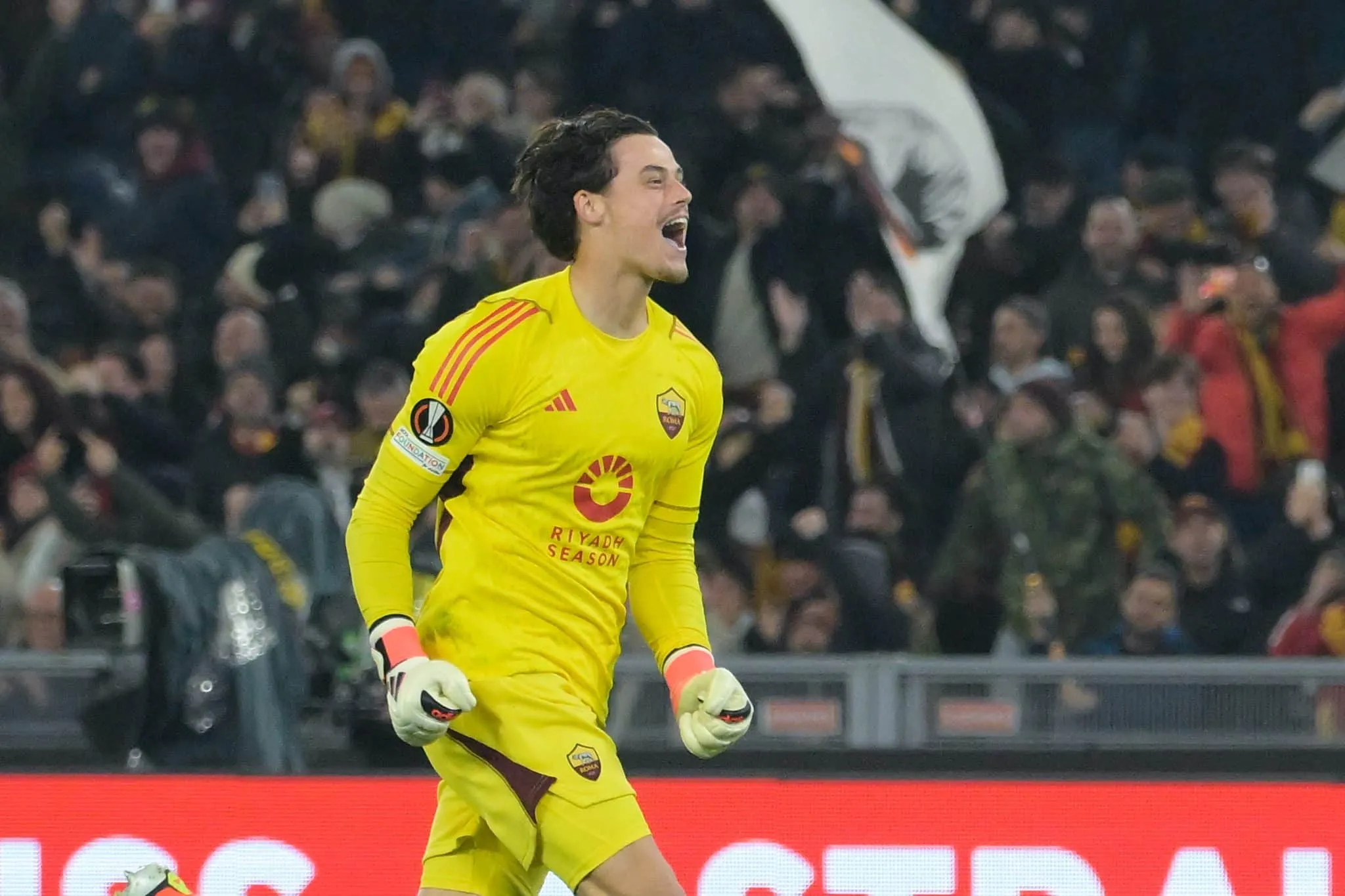 Svilar brilha, pega dois p&ecirc;naltis e Roma avan&ccedil;a na Liga Europa ap&oacute;s jogo nervoso
