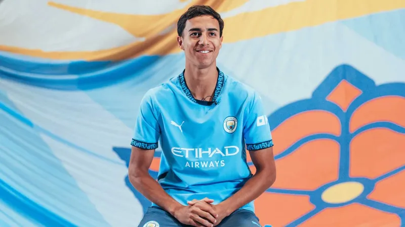 Vitor Reis &eacute; o novo camisa 22 do Manchester City 