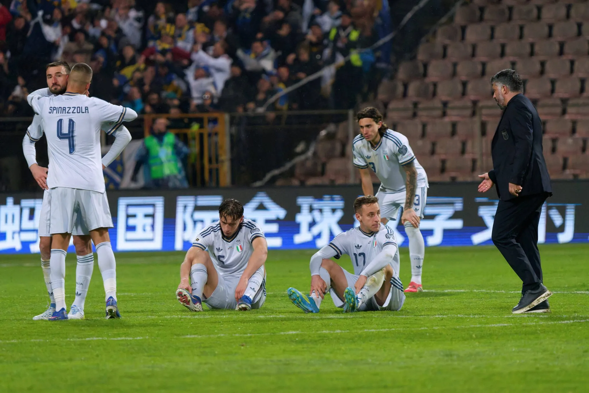 Jogadores italianos desolados ap&oacute;s elimina&ccedil;&atilde;o para B&oacute;snia