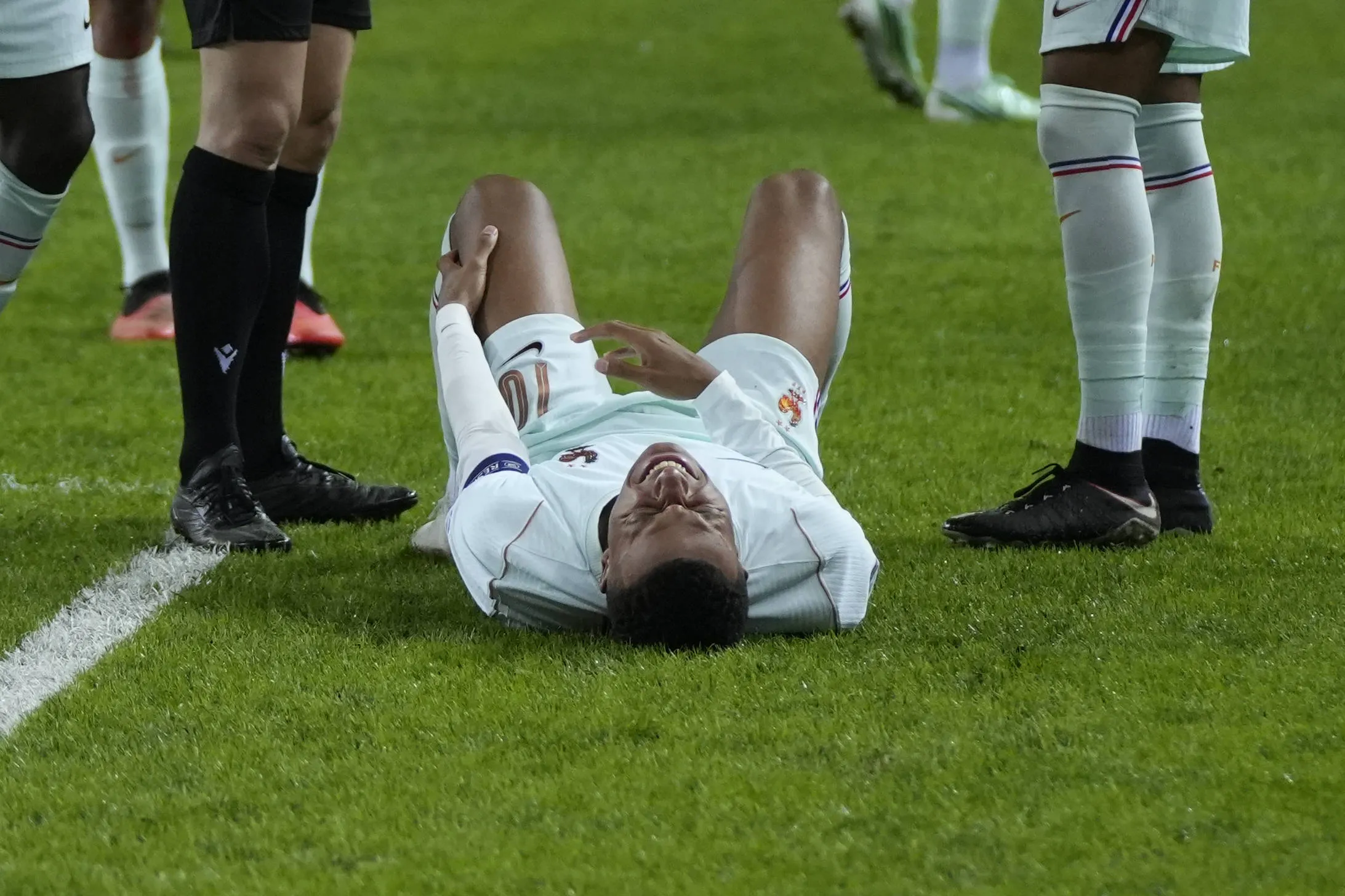 Com dores no joelho, Mbapp&eacute; precisou deixar o jogo
