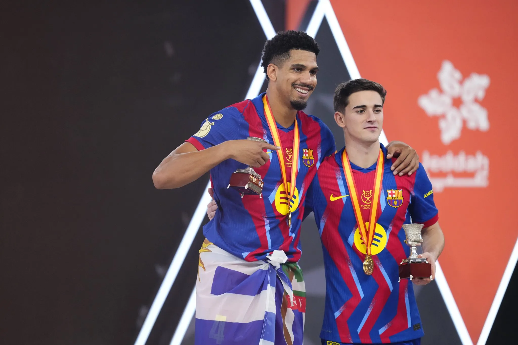 Ronald Araujo comemora t&iacute;tulo da Supercopa com Gavi