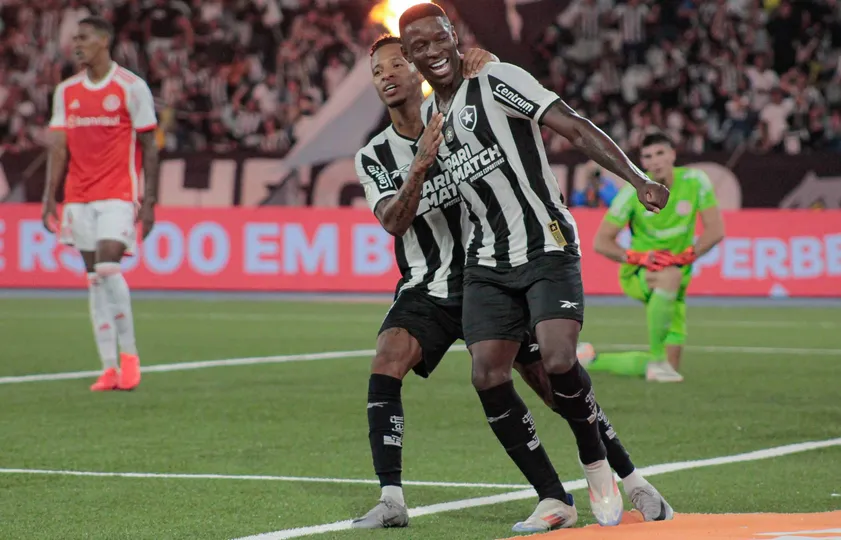 Tch&ecirc; Tch&ecirc; e Luiz Henrique comemoram gol do Botafogo sobre o Internacional