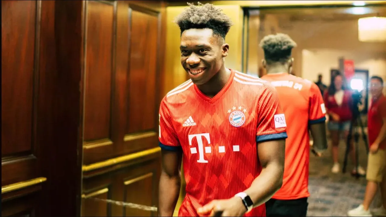 Alphonso Davies, contratado pelo Bayern: &ldquo;Escolhia esses caras no FIFA e agora vou jogar com eles&rdquo;