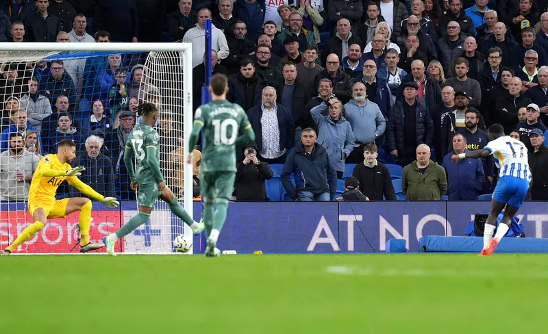 Minteh aproveitou um dos v&aacute;rios vacilos de Udogie na partida para marcar seu gol em Brighton x Tottenham