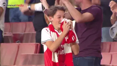 &Eacute; tocante ver a emo&ccedil;&atilde;o deste garoto ao receber a camisa que &Ouml;zil usou contra o Chelsea