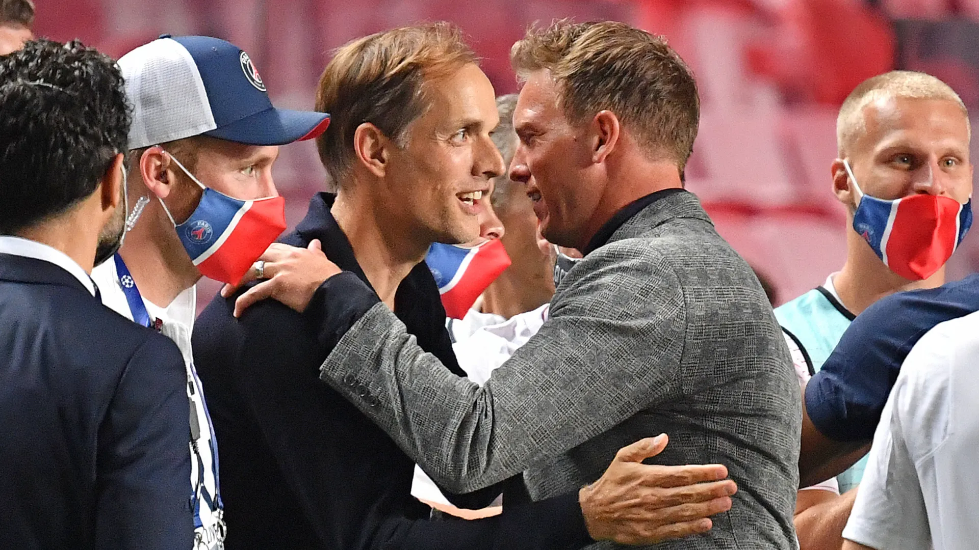 Julian Nagelsmann, t&eacute;cnico do RB Leipzig, e Thomas Tuchel, t&eacute;cnico do PSG, se abra&ccedil;am ap&oacute;s o fim da semifinal da Champions League entre Leipzig e Paris Saint-Germain, no Est&aacute;dio da Luz, em Lisboa, em 18 de agosto de 2020.