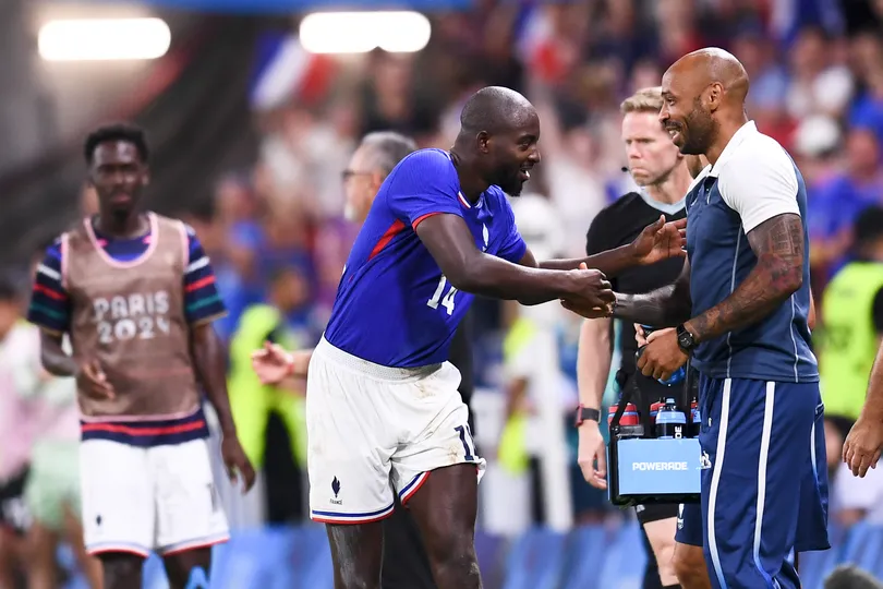 Mateta cumprimenta Thierry Henry ap&oacute;s marcar contra o Egito