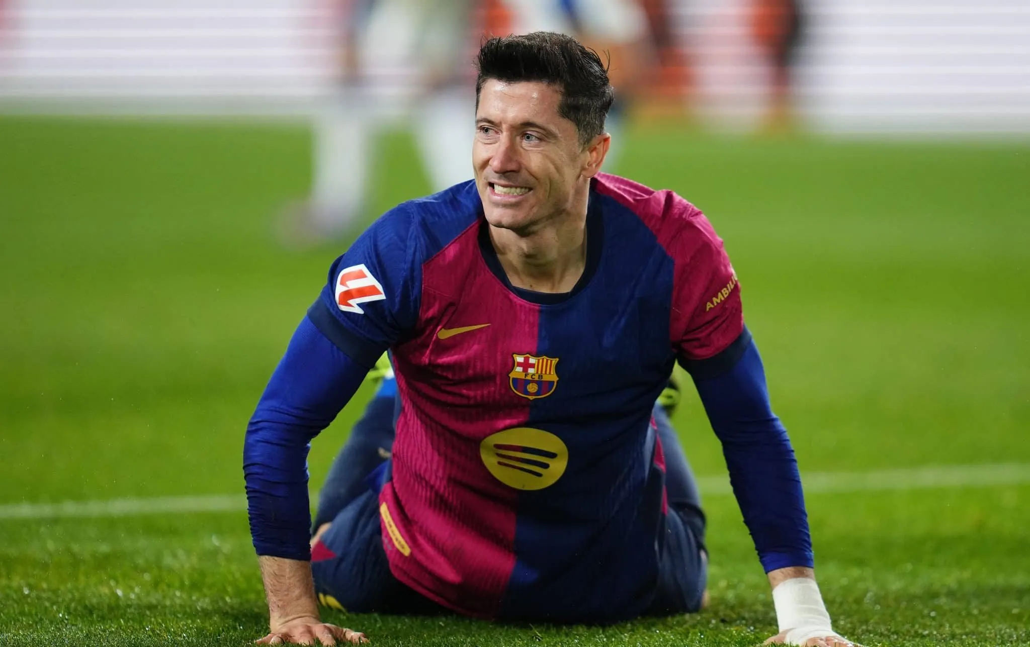 &lsquo;N&atilde;o passam a bola para ele&rsquo;: Lewandowski &eacute; encorajado a deixar Barcelona e ir &agrave; Ar&aacute;bia Saudita