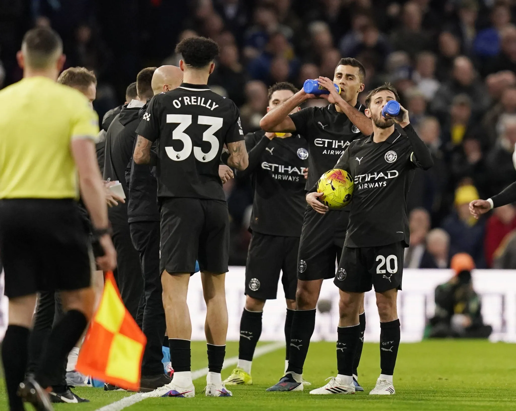 Jogadores do Manchester City durante pausa para quebrar jejum do Ramad&atilde;