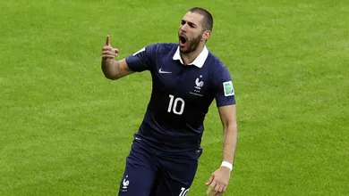 Benzema cai em hora perigosa