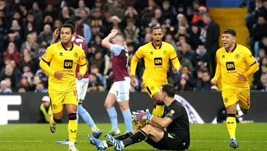Sheffield parou o &ocirc;nibus e quase atropelou o Aston Villa, que saiu triste e feliz com empate