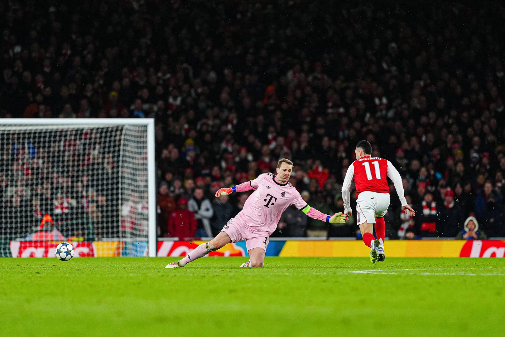 Martinelli dribla Neuer e marca em Arsenal x Bayern