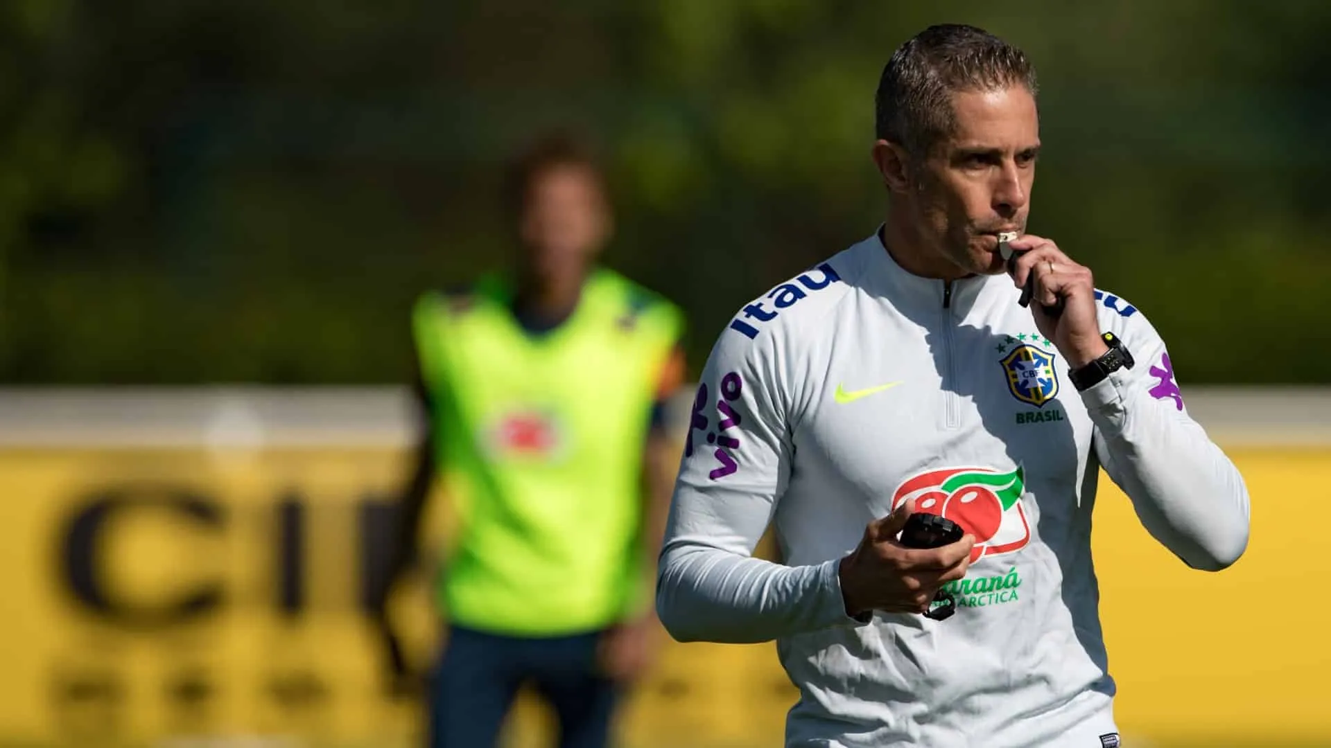 Juninho tem seu primeiro ato como diretor do Lyon ao escolher Sylvinho como t&eacute;cnico
