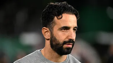 Primeiro refor&ccedil;o da era R&uacute;ben Amorim no Manchester United j&aacute; est&aacute; no elenco