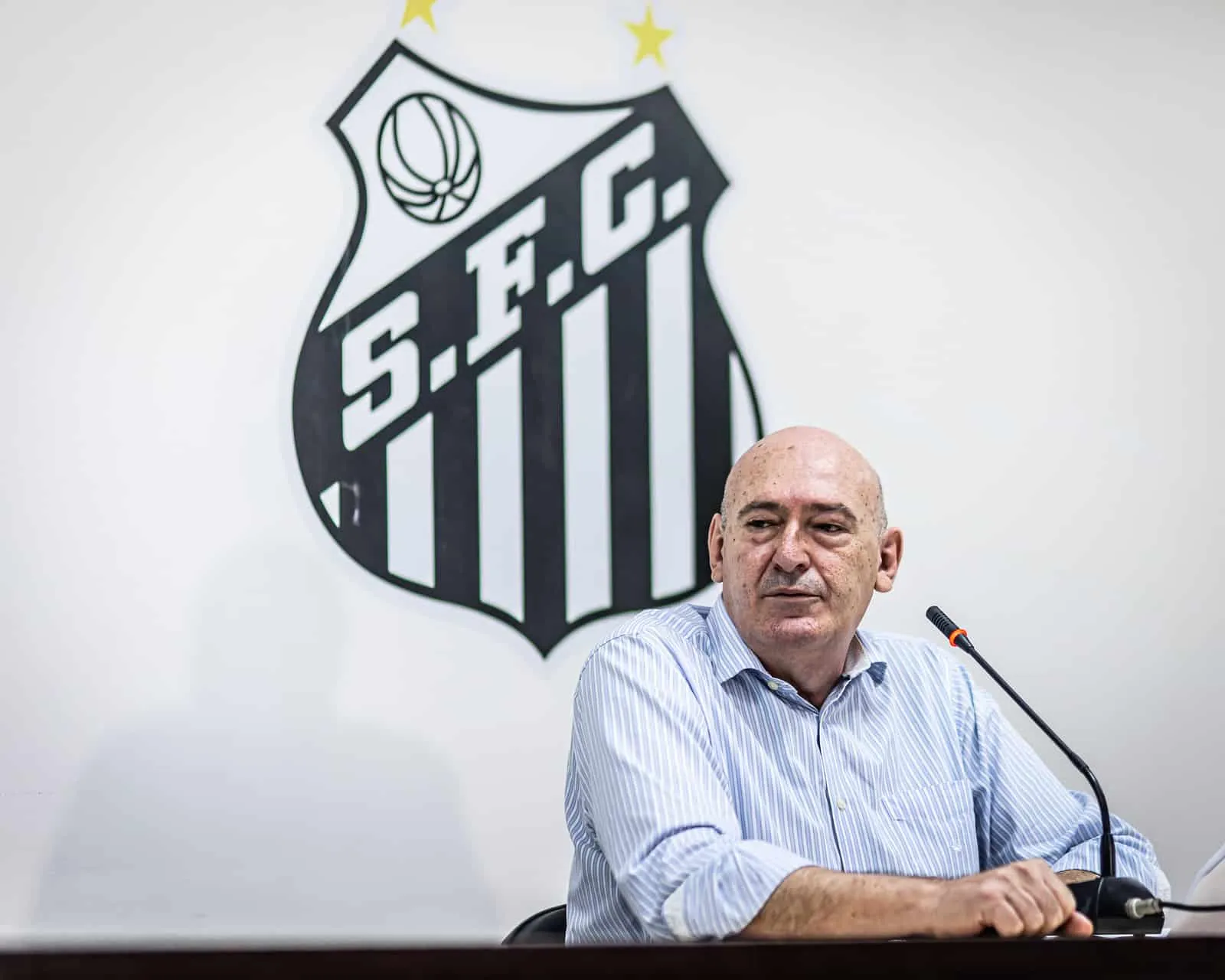 Rueda se despede do Santos em cen&aacute;rio que retrata o que foi a sua gest&atilde;o