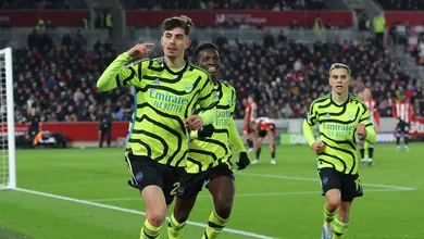 Arsenal insiste e encontra vit&oacute;ria contra o Brentford aos 88 minutos para assumir a lideran&ccedil;a