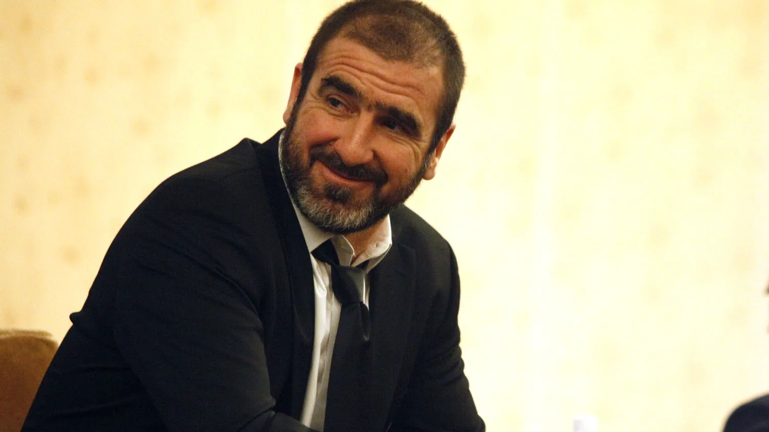 Cantona aceita receber refugiados na sua casa e critica a crueldade dos pa&iacute;ses europeus