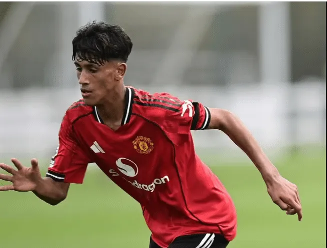 Quem &eacute; a joia de 14 anos do Manchester United que vai treinar com elenco principal
