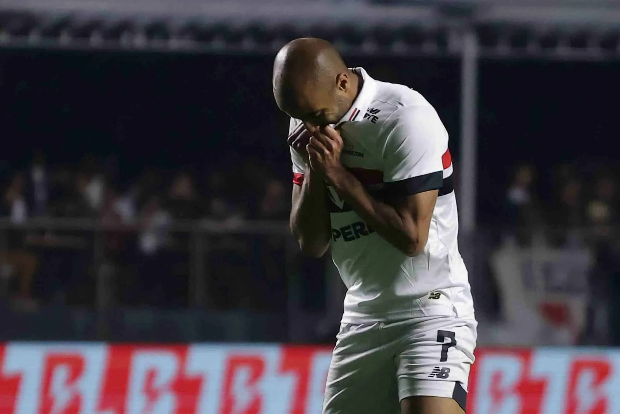 S&atilde;o Paulo ouve mais &lsquo;n&atilde;os&rsquo; e chega ao fim da janela em desespero por lateral-esquerdo
