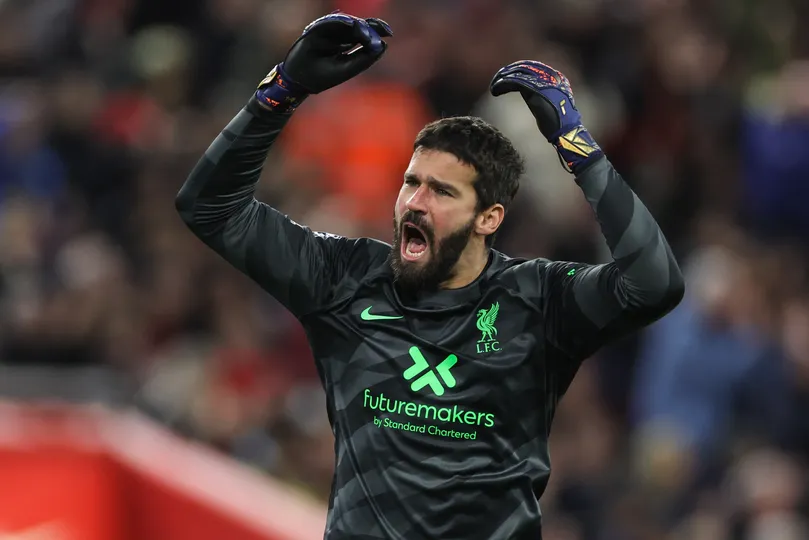 Alisson em a&ccedil;&atilde;o pelo Liverpool