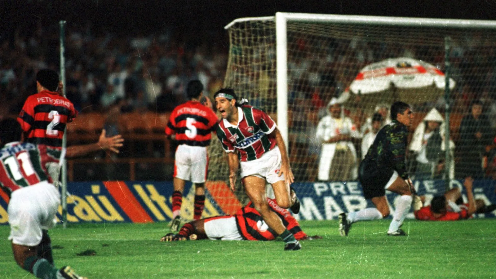H&aacute; 20 anos, um cl&aacute;ssico eterno: o &eacute;pico Fla-Flu de 1995 foi muito al&eacute;m do gol de barriga
