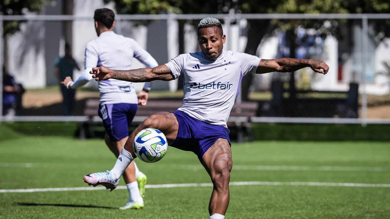 N&atilde;o bastasse em campo, fora dele Cruzeiro tem problemas a lidar: contratos longos demais