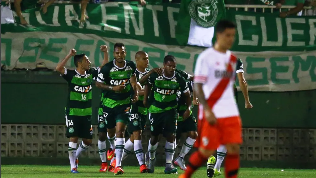 Mesmo sem a classifica&ccedil;&atilde;o, a Chape conquistou a vit&oacute;ria e a honra ao aterrorizar o River