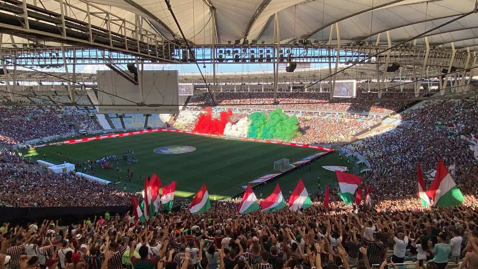 Com casa cheia, Maracan&atilde; volta a ser trunfo do Fluminense na luta contra o rebaixamento