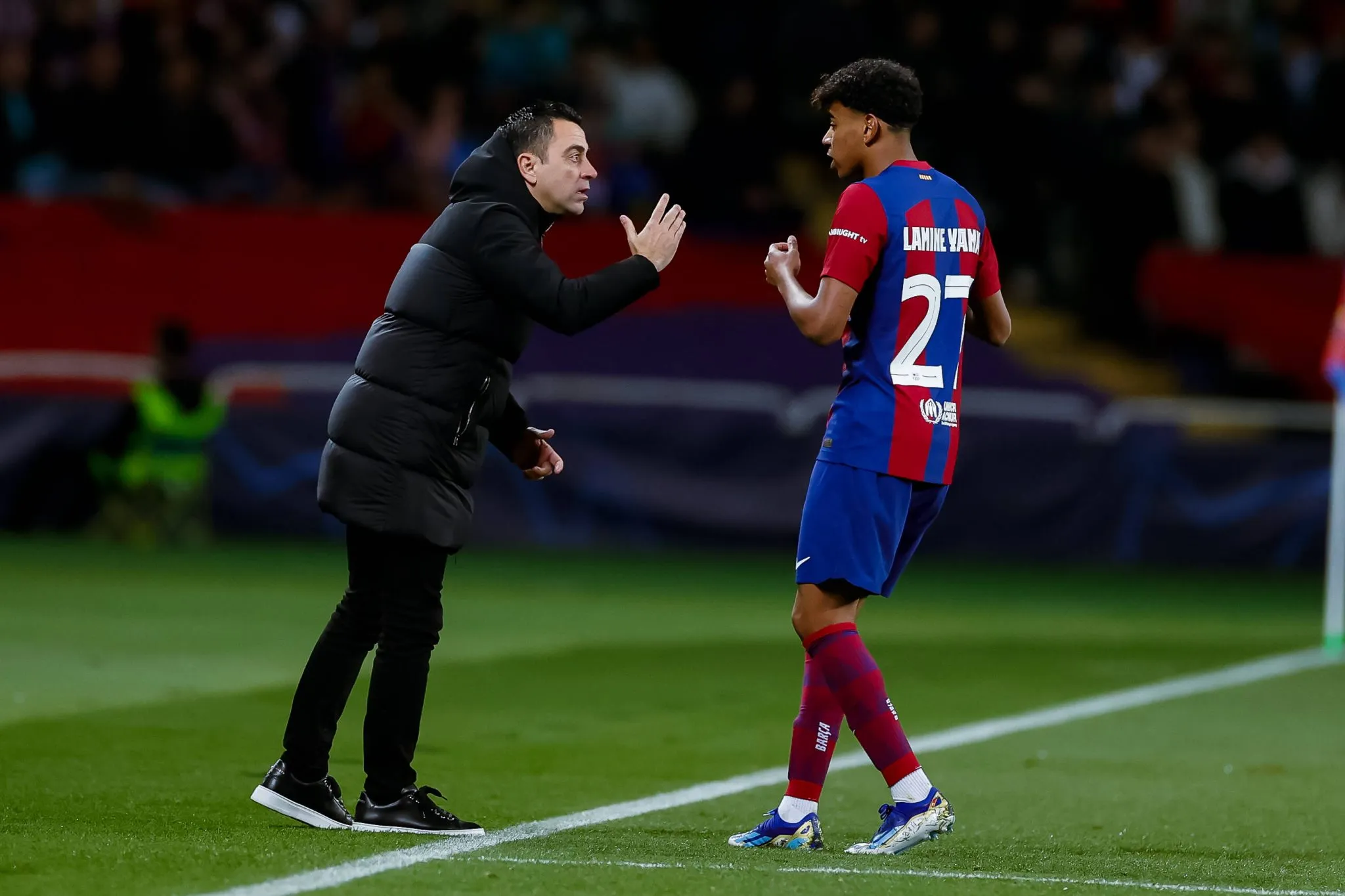 Xavi passa orienta&ccedil;&otilde;es a Lamine Yamal em jogo do Barcelona, em mar&ccedil;o de 2024 (Foto: Imago/Goal Sports Images)