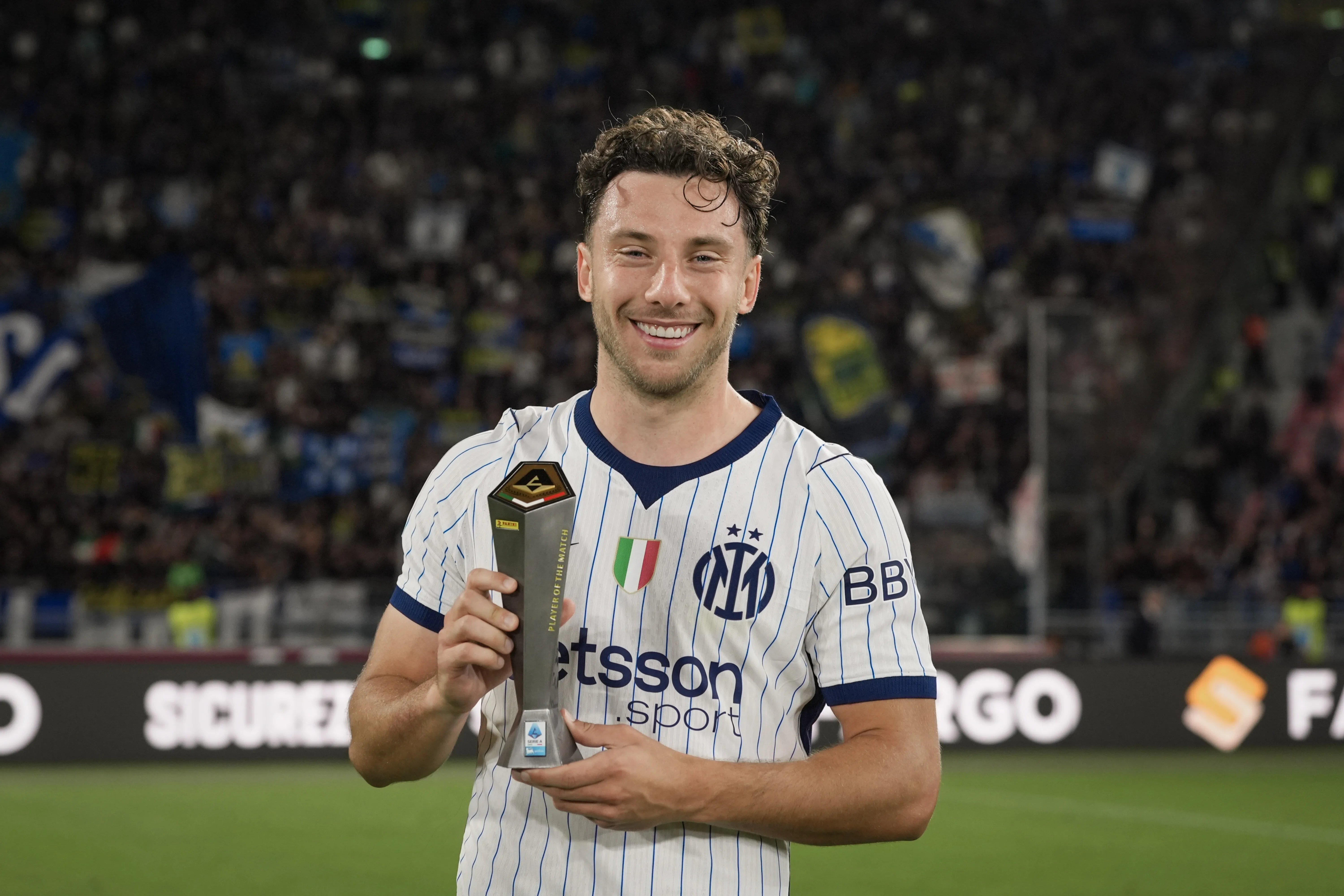 Carlos Augusto com o pr&ecirc;mio de melhor em campo na vit&oacute;ria da Internazionale sobre o Bologna
