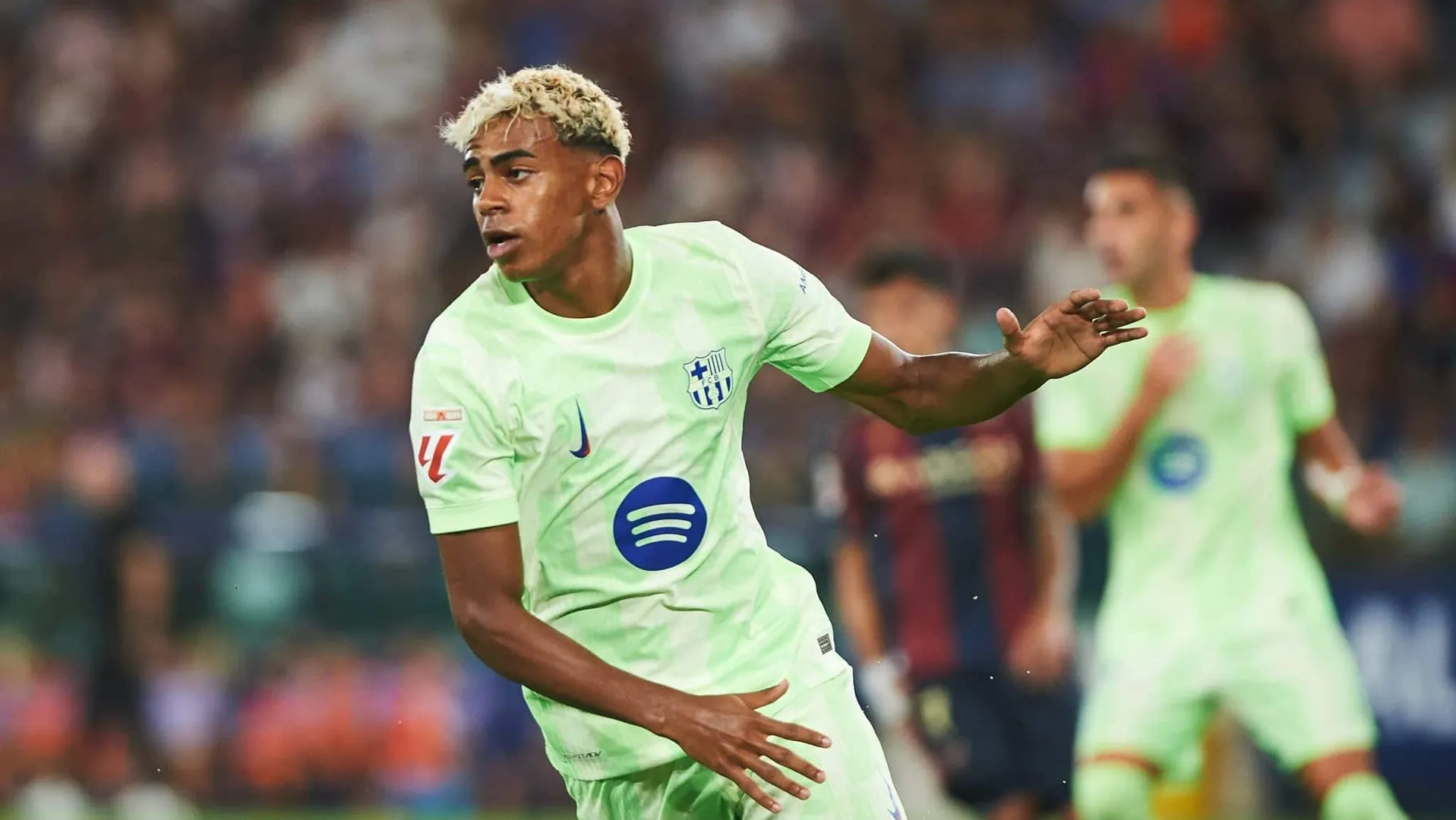 Lamine Yamal comemora ap&oacute;s o gol que deu a vit&oacute;ria ao Barcelona (Foto: Iconsport)