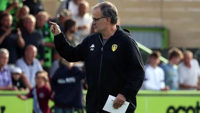 Carisma: Atacante anotou gola&ccedil;o no treino e Bielsa atravessou o campo correndo s&oacute; para abra&ccedil;&aacute;-lo