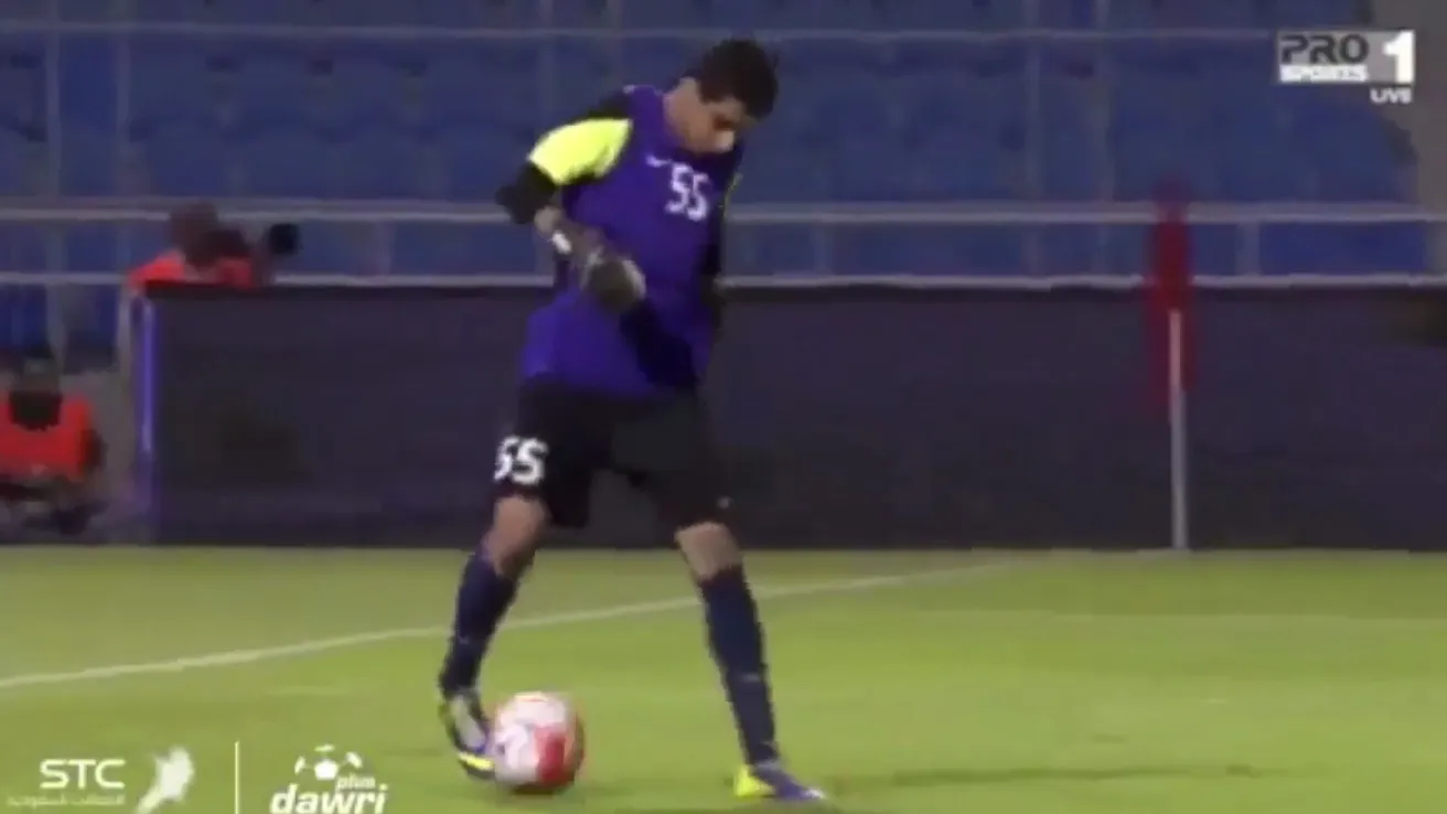 O goleiro do Al-Draih ainda tenta entender como ele sofreu esse gol contra rid&iacute;culo