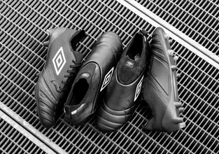 Umbro lan&ccedil;a Medusae III e UX Accuro III em novos modelos pretos