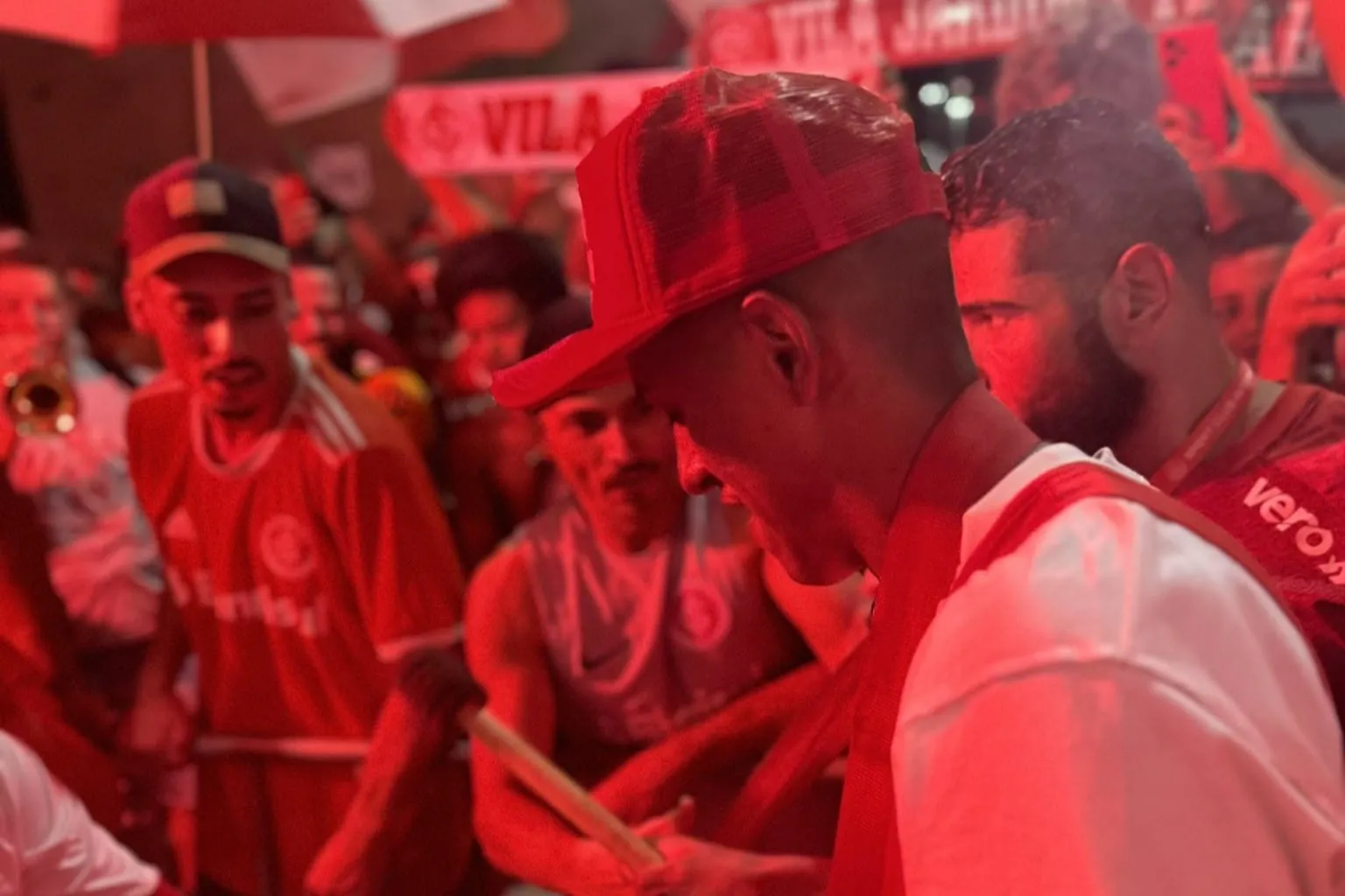 Recep&ccedil;&atilde;o calorosa a Robert Renan ilustra a empolga&ccedil;&atilde;o da torcida do Internacional para 2024