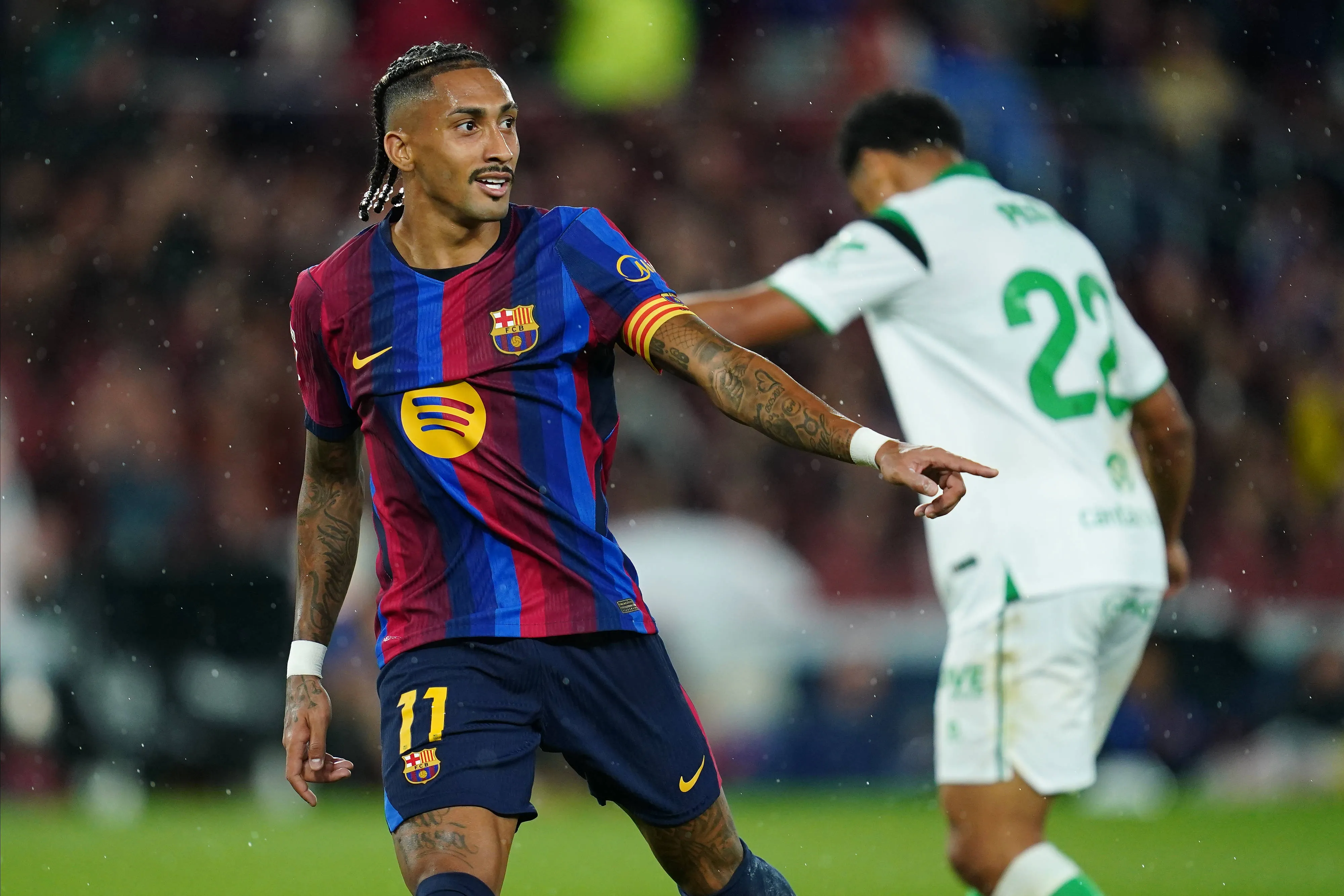 Raphinha celebra gol pelo Barcelona
